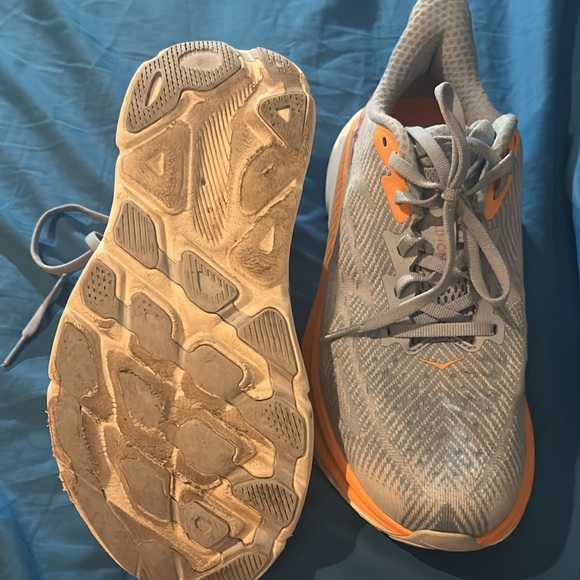 Hoka lady’s shoe size 7b blue orange color I new condition just to big for me - Picture 2 of 6